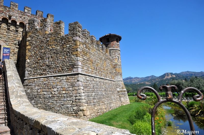 Castello Di Amorosa, Калифорния: каменная стена с башней и виноградником